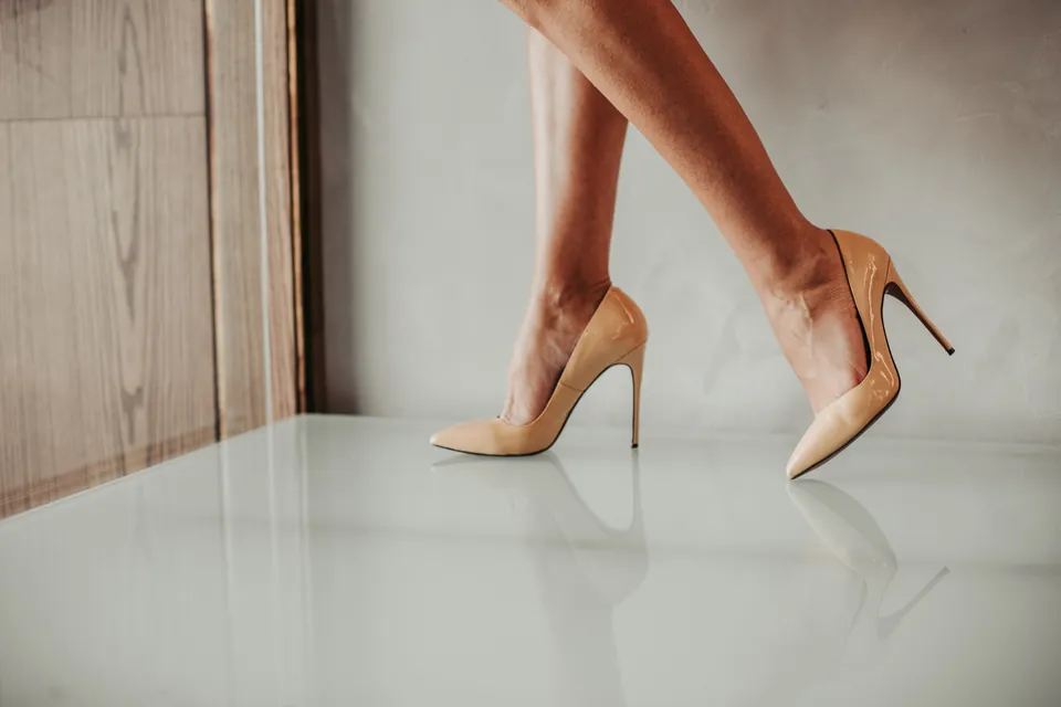 Elegante Pumps in Nude am Fuß