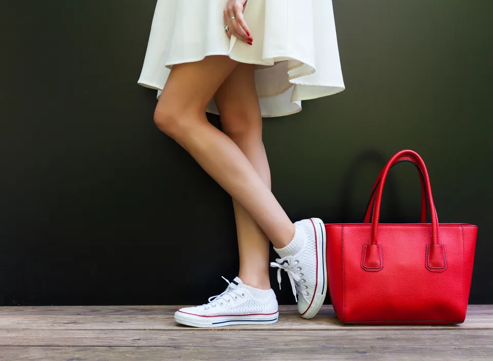 Weiße Sneaker zum Sommerkleid mit roter Tasche