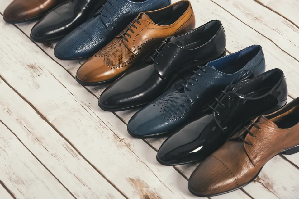 Elegante Business-Schuhe in Braun, Schwarz und Blau in einer Reihe