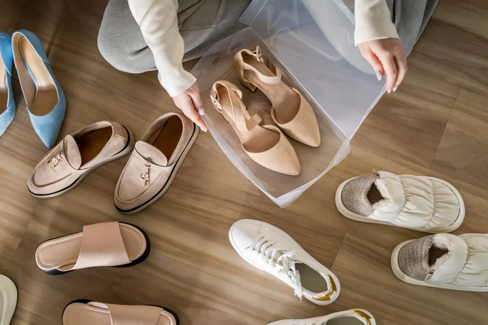 Mehrere Paar Schuhe zu Hause zur Auswahl