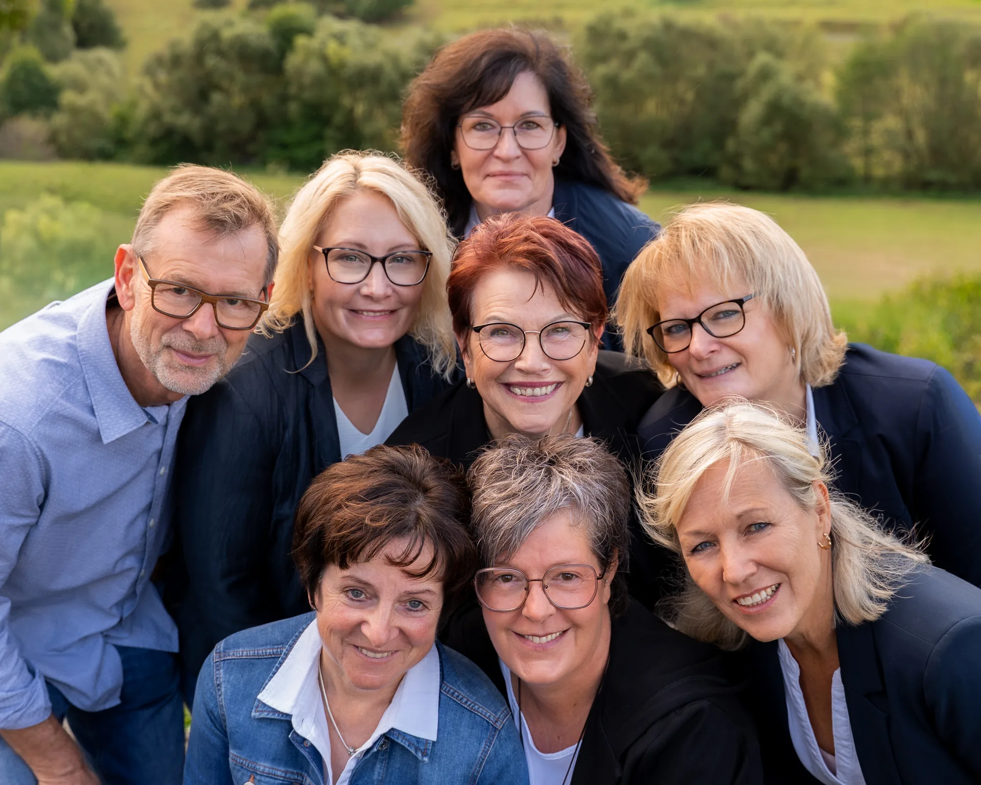 Das Team vom Schuhhaus Discher bei einem gemeinsamen Fototermin im Grünen